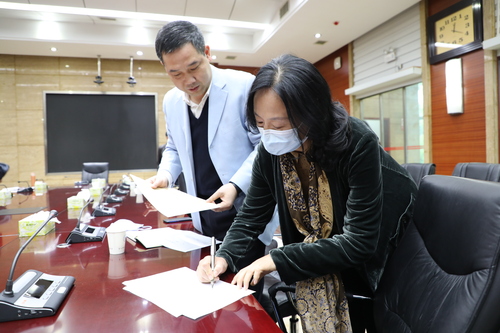 駐省教育廳紀(jì)檢監(jiān)察組向有關(guān)直屬單位紀(jì)檢監(jiān)察機(jī)構(gòu)交辦問(wèn)題線索