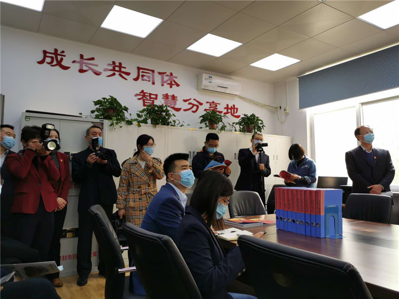 認(rèn)真地傾聽該校名班主任講述幫助武漢方艙女孩的故事.jpg