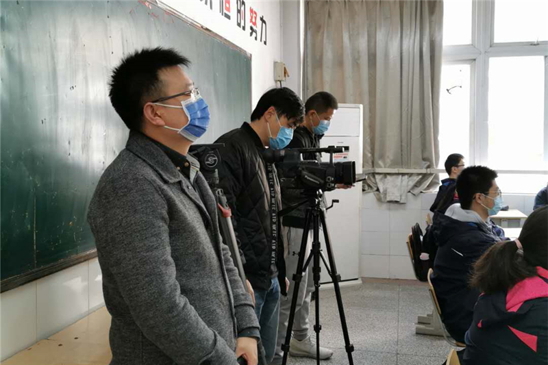 記者們走進(jìn)教室，和學(xué)生們一起認(rèn)真聽課.jpg