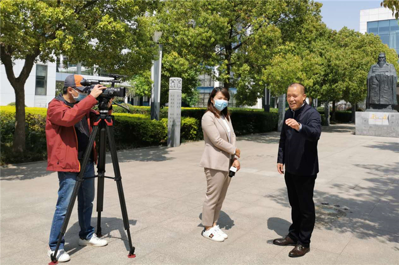 省教育廳副廳長(zhǎng)張傳廣接受央視記者采訪.jpg